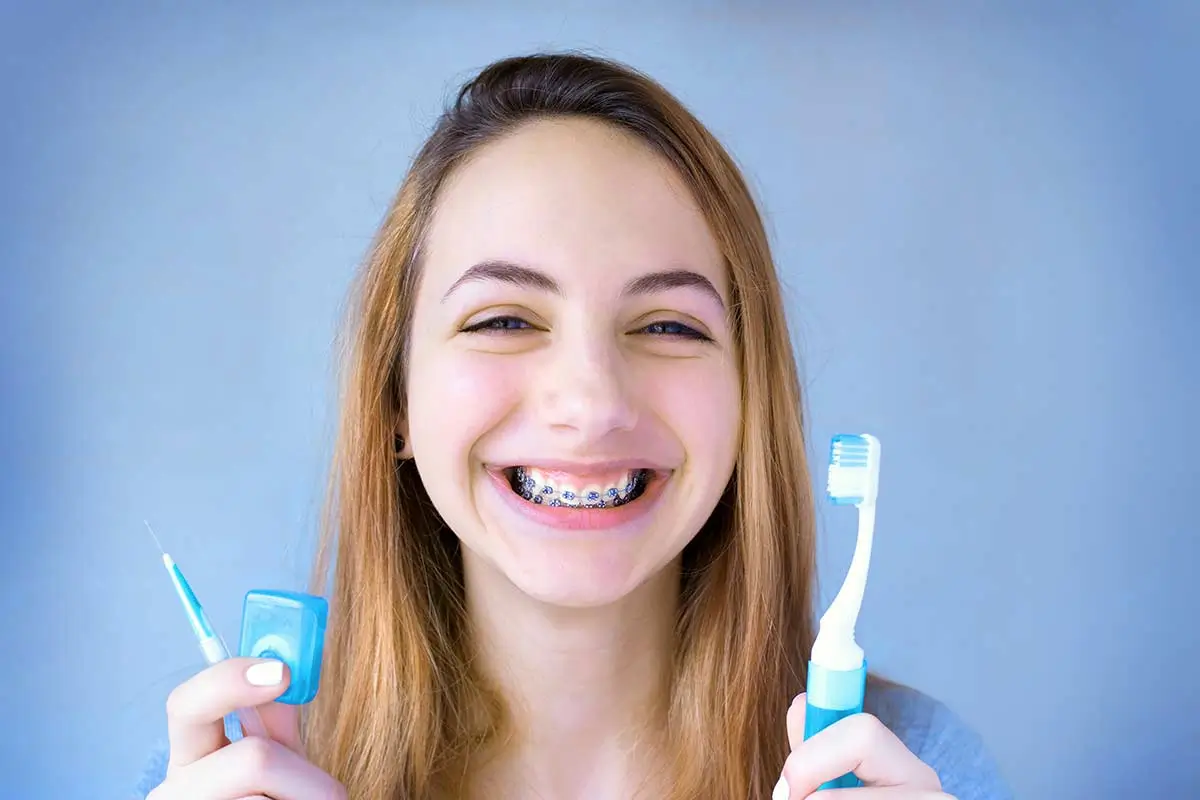 cleaning-teeth-with-braces